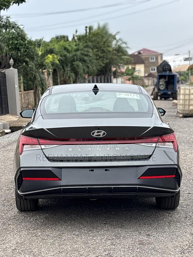 Hyundai Elantra 2025 Gray