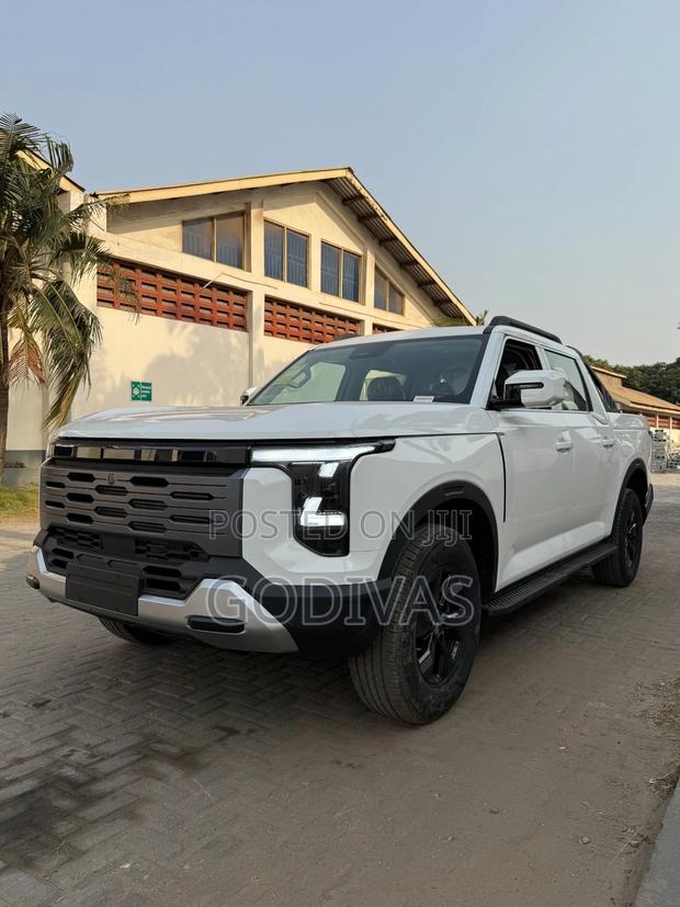 New Nissan Pick-Up 2025 White