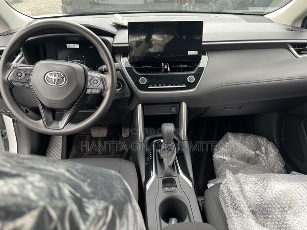 New Toyota Corolla Cross LE 2025 White