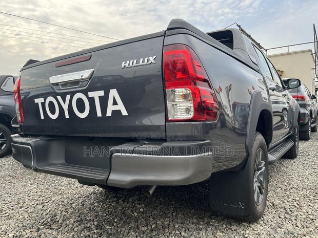 New Toyota Hilux 2025 Gray