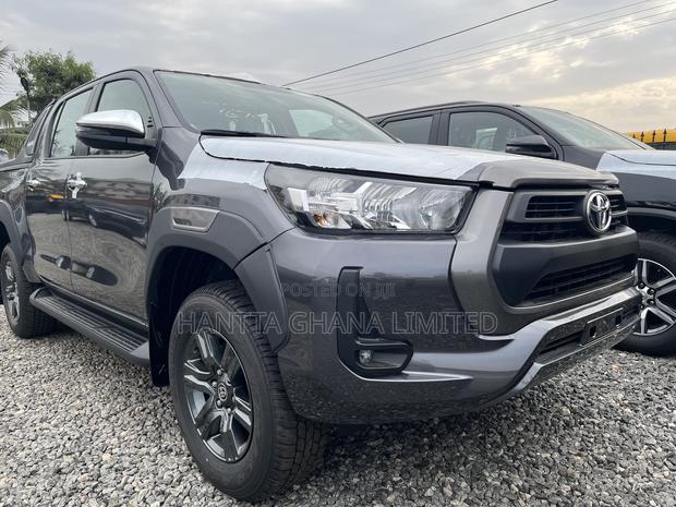 New Toyota Hilux 2025 Gray
