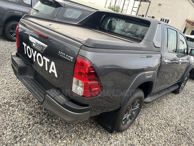 New Toyota Hilux 2025 Gray
