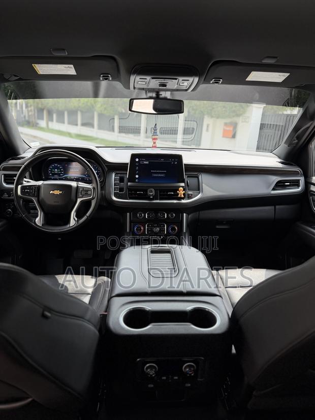 Chevrolet Suburban 2022 Black