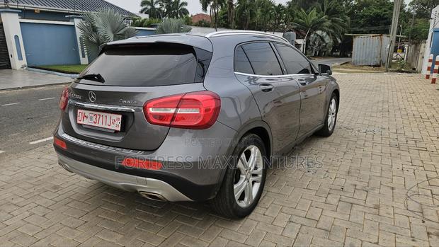 Mercedes-Benz GLA-Class GLA200 Sport Utility 4-Door (2.0L, 4cyl Turbo)