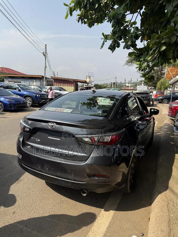 Toyota Yaris XLE Sedan 4dr 2019 Gray