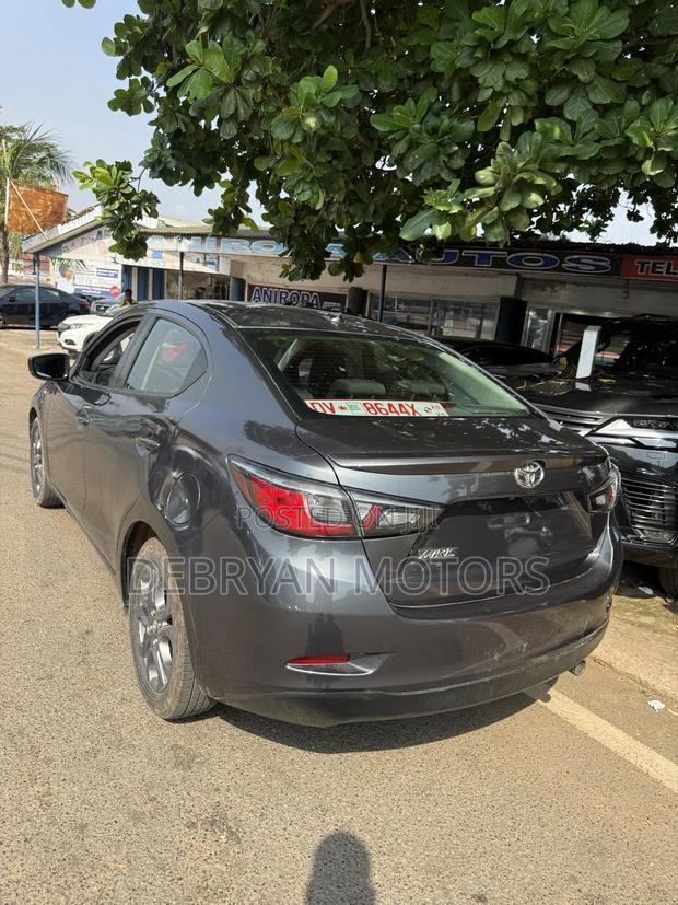 Toyota Yaris XLE Sedan 4dr 2019 Gray