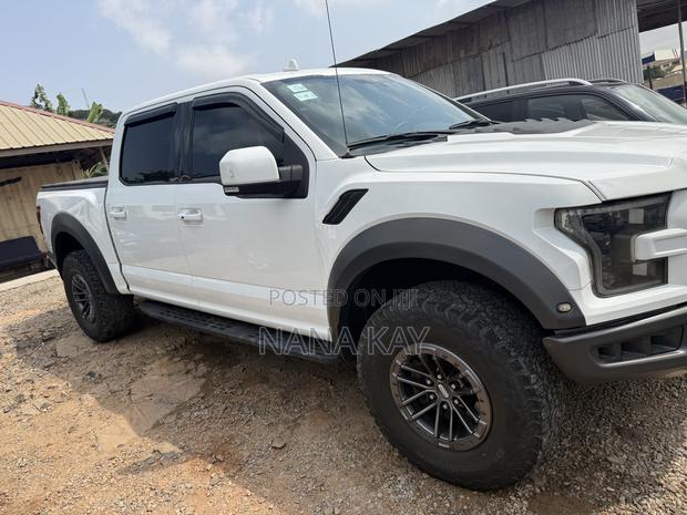 Ford F-150 Raptor 4x4 SuperCrew Cab Styleside 5.5 ft. box 145 in. WB