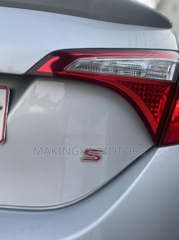 Toyota Corolla SE (1.8L 4cyl 2A) 2018 Silver