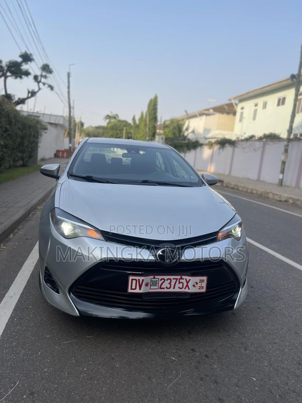 Toyota Corolla SE (1.8L 4cyl 2A) 2018 Silver