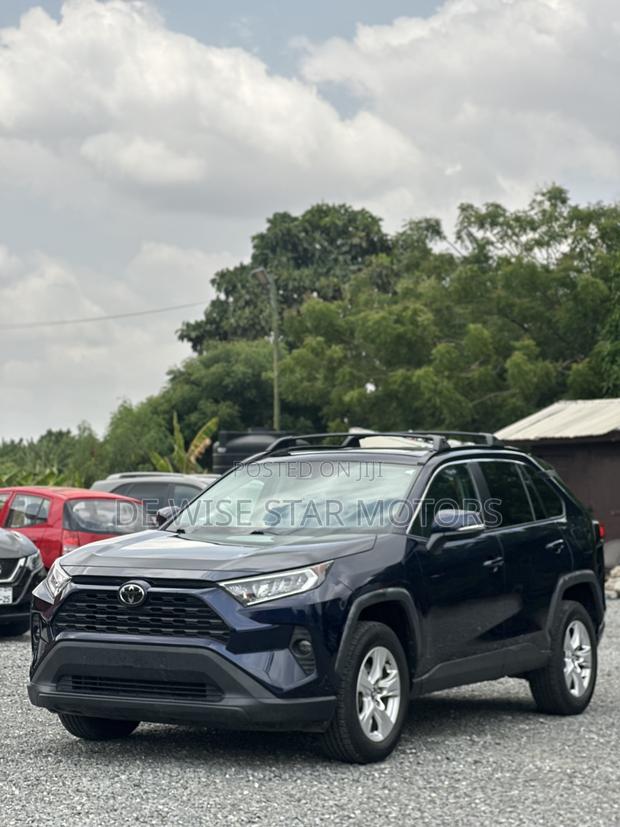 Toyota RAV4 XLE AWD 2020 Blue