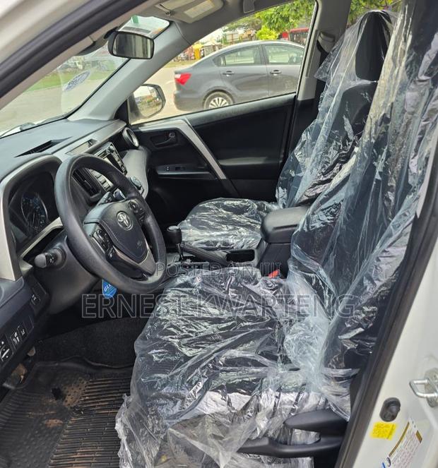 Toyota RAV4 LE 4dr SUV AWD (2.5L 4cyl 6A) 2018 White