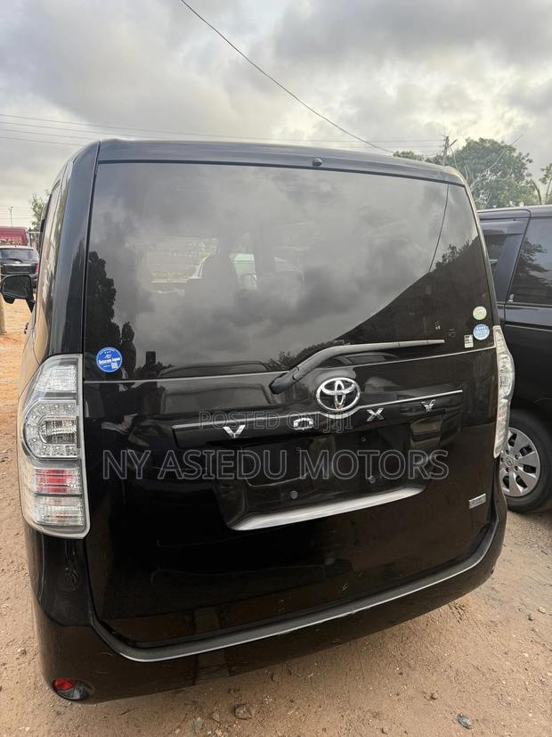 Toyota Voxy 2010 Black