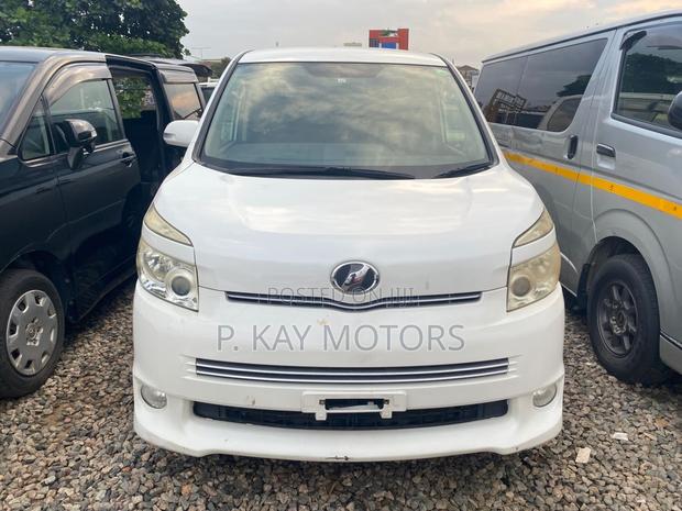Toyota Voxy 2010 White