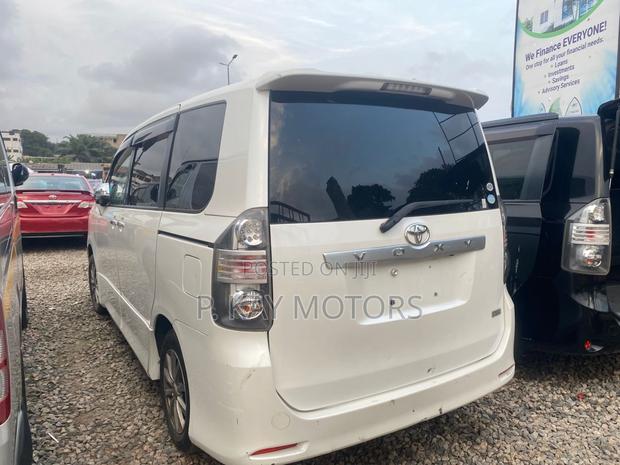 Toyota Voxy 2010 White