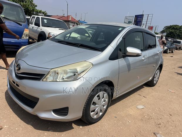 Toyota Vitz 1.3 FWD 5dr 2013 Gray