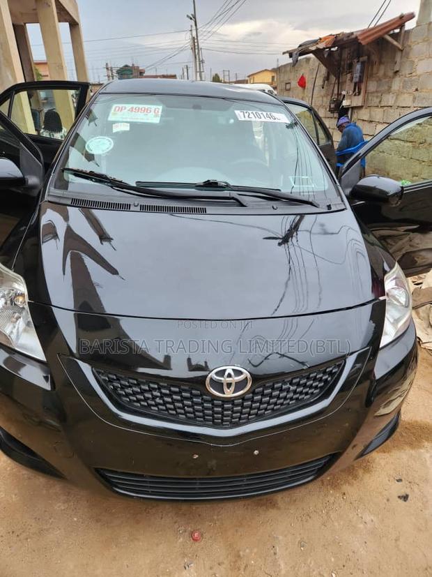 Toyota Yaris Base Sedan 4dr 2011 Black