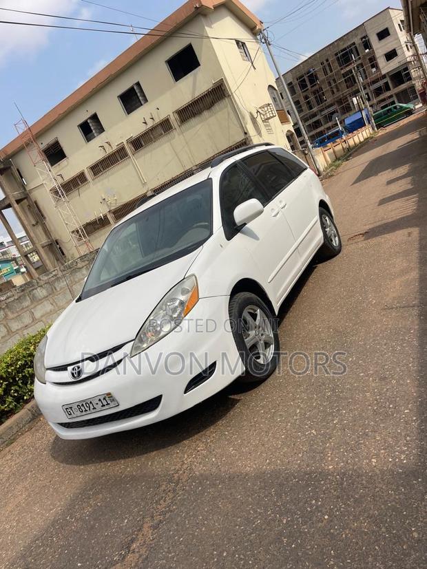 Toyota Sienna XLE 7 Passenger 2010 White
