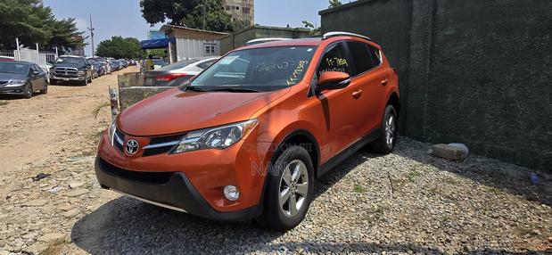 Toyota RAV4 XLE 4dr SUV (2.5L 4cyl 6A) 2014 Orange