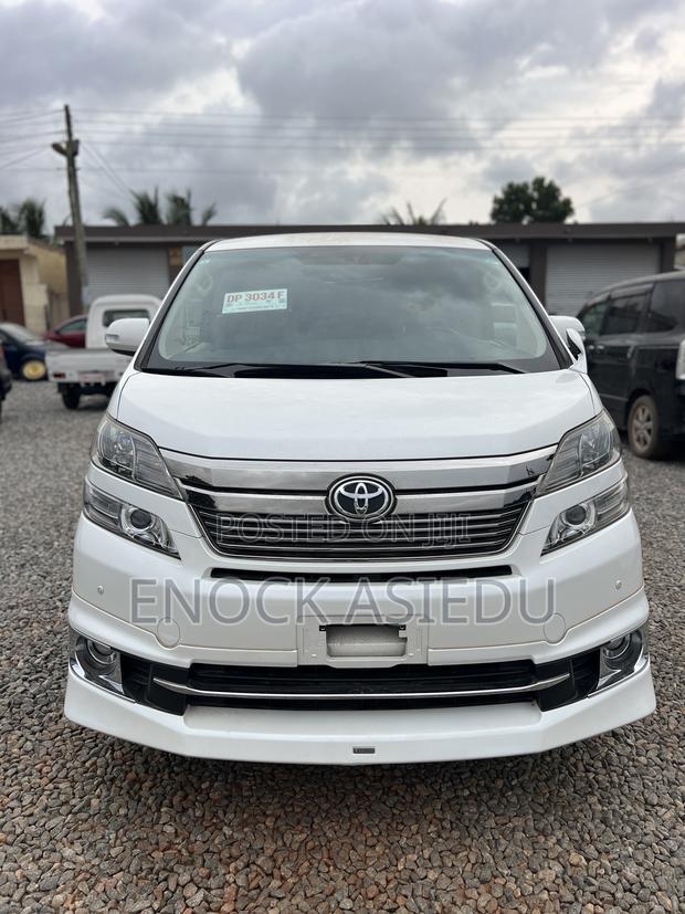 Toyota Vellfire 2010 White
