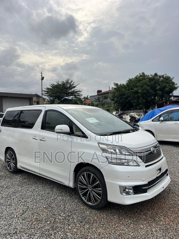 Toyota Vellfire 2010 White