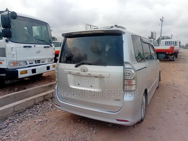 Toyota Voxy 2013 Silver