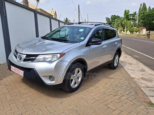 Toyota RAV4 XLE 4dr SUV AWD (2.5L 4cyl 6A) 2014 Silver