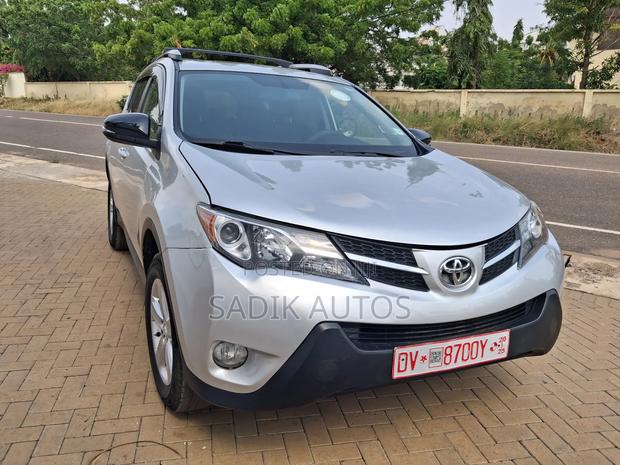 Toyota RAV4 XLE 4dr SUV AWD (2.5L 4cyl 6A) 2014 Silver