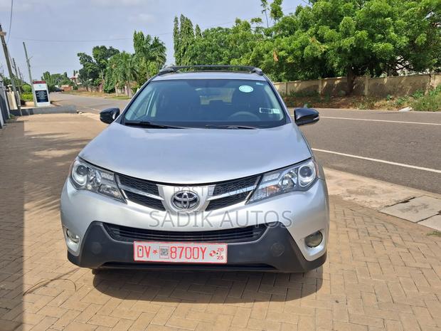 Toyota RAV4 XLE 4dr SUV AWD (2.5L 4cyl 6A) 2014 Silver