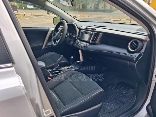 Toyota RAV4 XLE 4dr SUV AWD (2.5L 4cyl 6A) 2014 Silver