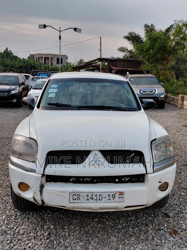 Mitsubishi Raider 2012 White