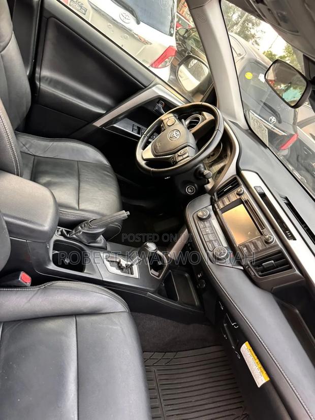 Toyota RAV4 XLE AWD (2.5L 4cyl 6A) 2017 Gray