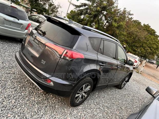 Toyota RAV4 XLE AWD (2.5L 4cyl 6A) 2017 Gray