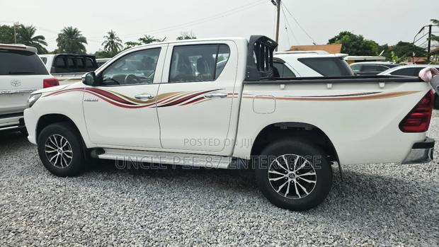 Toyota Hilux Revo Double Cab Petrol 2.7 AWD 2021 White