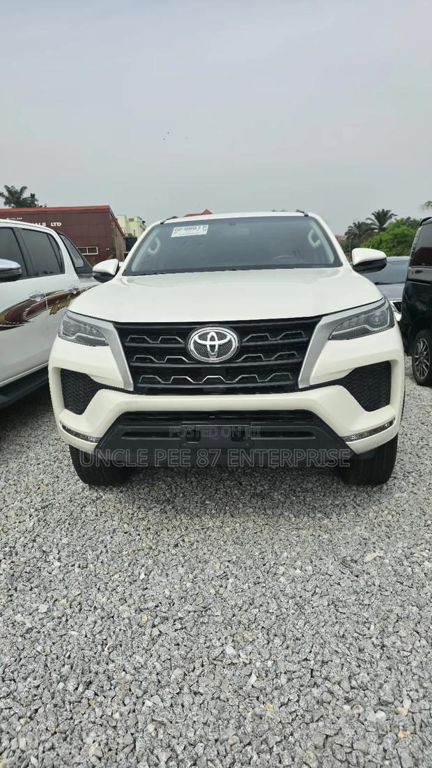 Toyota Fortuner 2.7 AWD 2022 White
