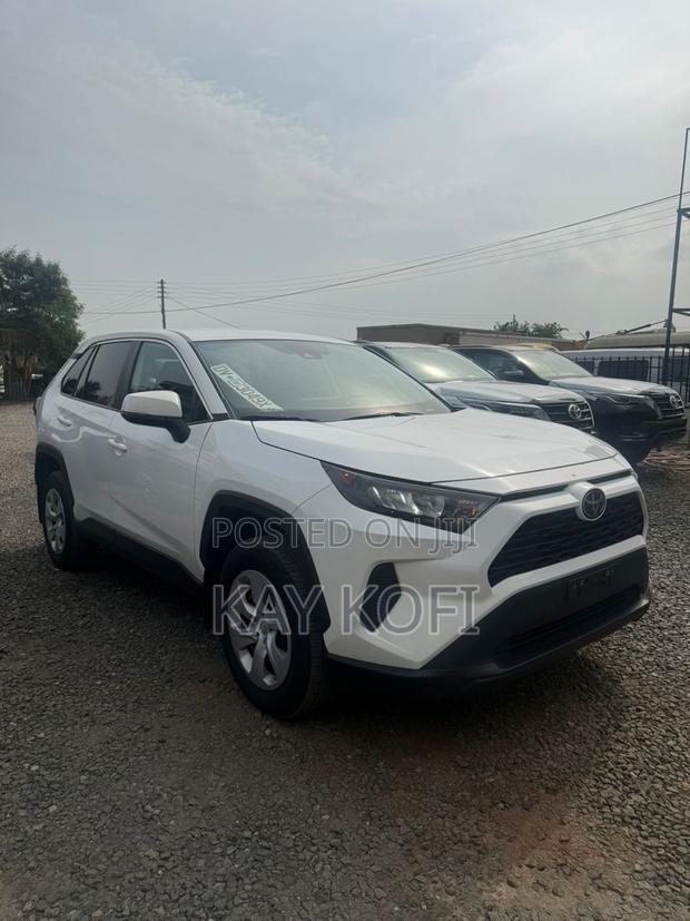 Toyota RAV4 LE AWD 2024 White