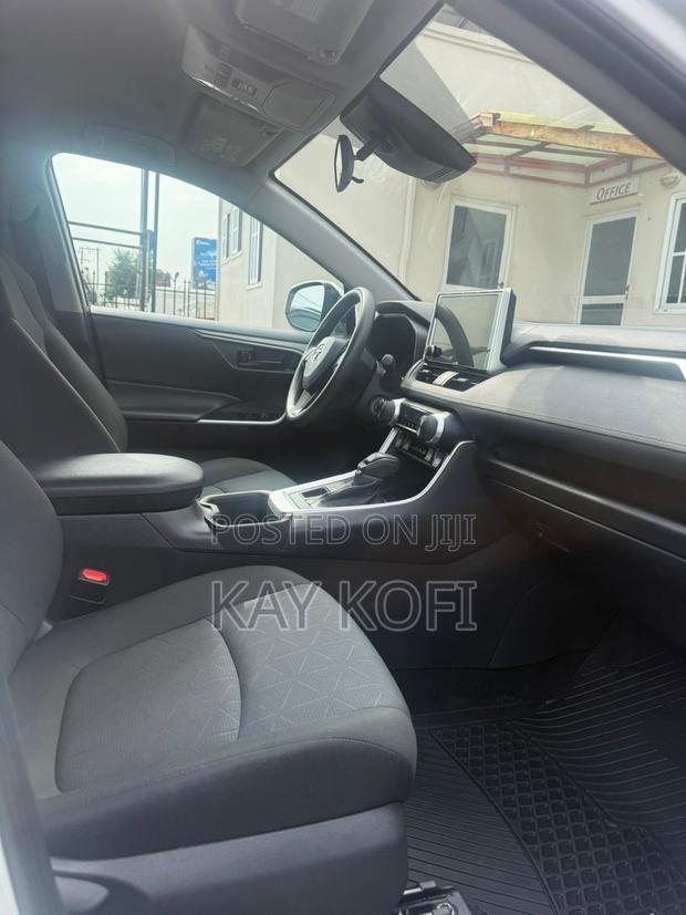 Toyota RAV4 LE AWD 2024 White