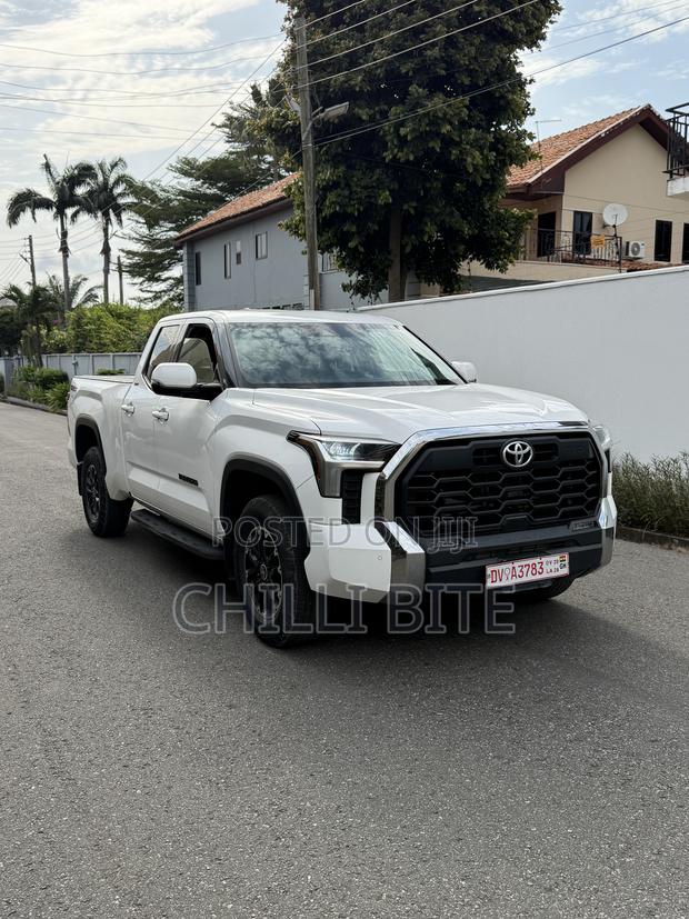 Toyota Tundra SR CrewMax 5.5' Bed 2023 White