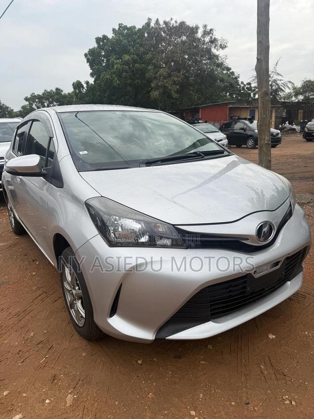 Toyota Vitz 1.3 AWD 5dr 2015 Silver