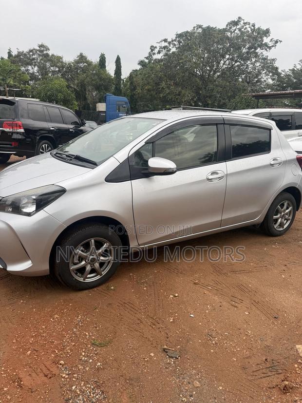 Toyota Vitz 1.3 AWD 5dr 2015 Silver