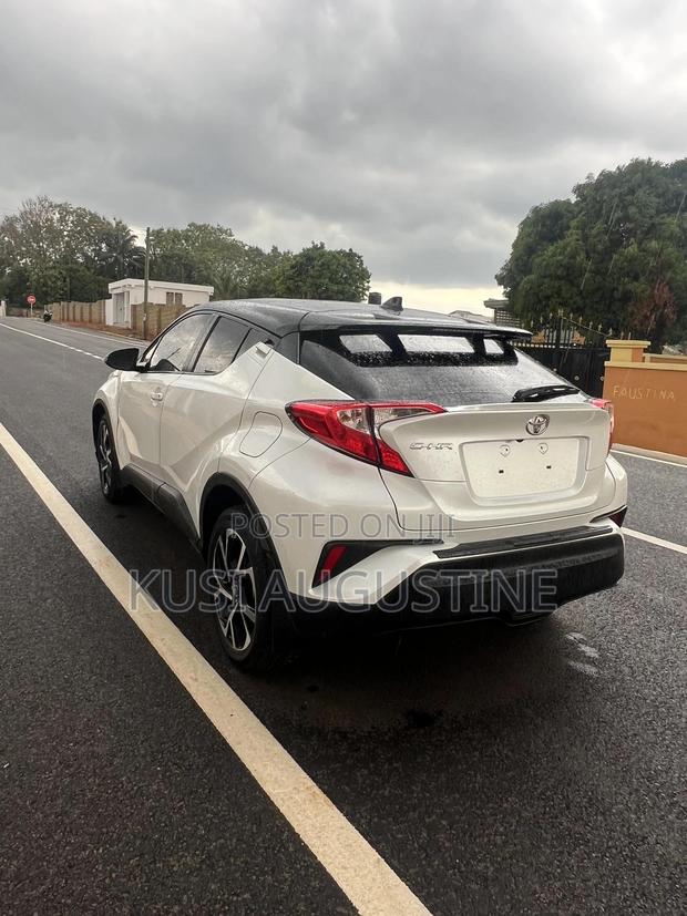 Toyota C-HR XLE 2022 White