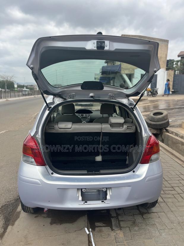 Toyota Vitz 2010 Silver