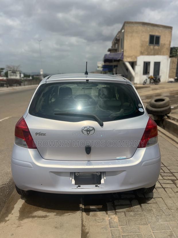 Toyota Vitz 2010 Silver