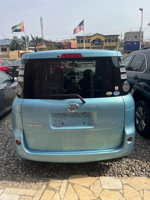 Toyota Sienta 2010 Blue