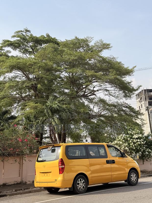 Hyundai Starex 2015 Yellow