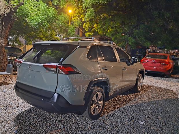 Toyota RAV4 XLE AWD 2019 Green