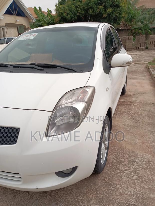 Toyota Yaris Base Hatchback 5dr 2011 White