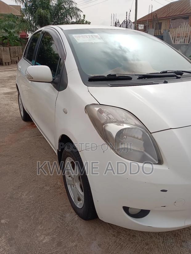 Toyota Yaris Base Hatchback 5dr 2011 White