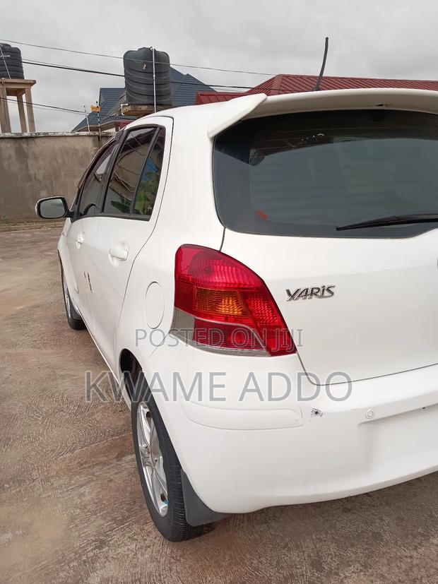 Toyota Yaris Base Hatchback 5dr 2011 White