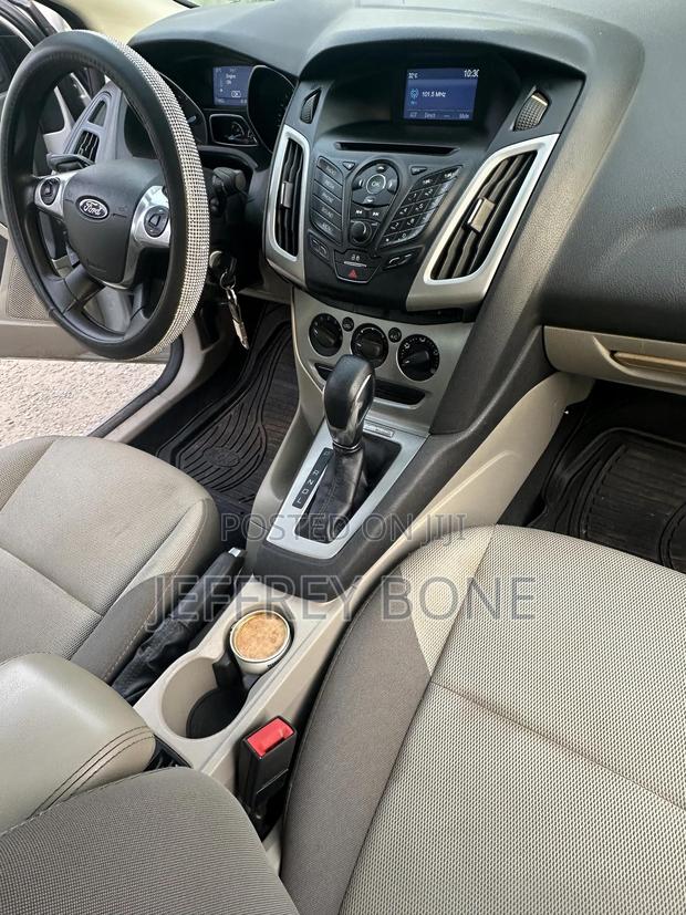 Ford Focus SE 4dr Sedan (2.0L 4cyl 5M) 2014 Silver