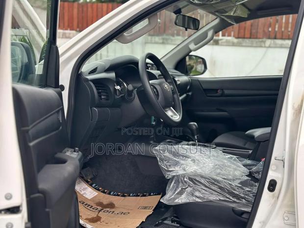 Toyota Hilux 2024 White